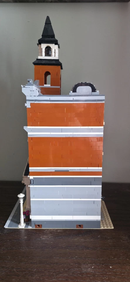 LEGO Modular Buildings 10224 Town Hall, photo 4 of 5