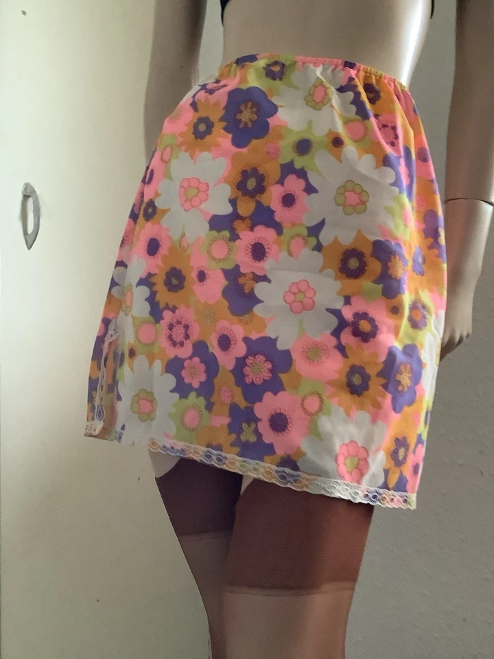 Vintage 1960s Nylon Psychedelic Lace Trimmed Short Mini Half Slip Petticoat M - Image 2 of 4