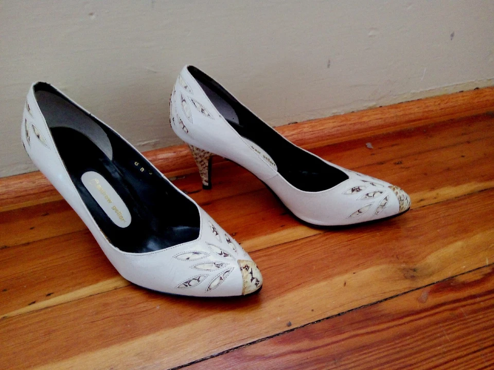 Vintage 1990s andrew geller Snakeskin Ivory Leather  Heels Flame Design Sz 6 - Image 2 of 4