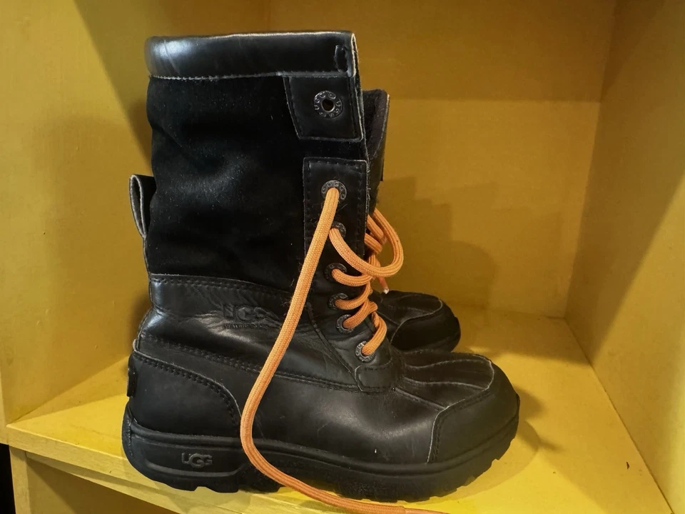 BOTA DE NIEVE UGG KIDS BUTTE II CWR NIÑO PEQUEÑO TALLA US 12 / EU 30 NEGRA IMPERMEABLE Foto 2 de 4