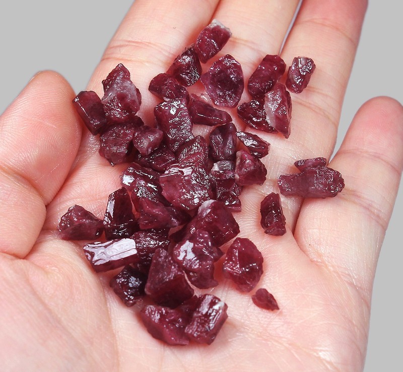 103Ct Natural Blood Red Garnet Rhodolite Facet Rough Specimen YHE3134