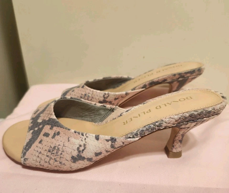 Sandalias Donald J Pliner "Luis" de cuero con estampado de pitón melocotón talla 6 Ret. $235 Foto 4 de 4