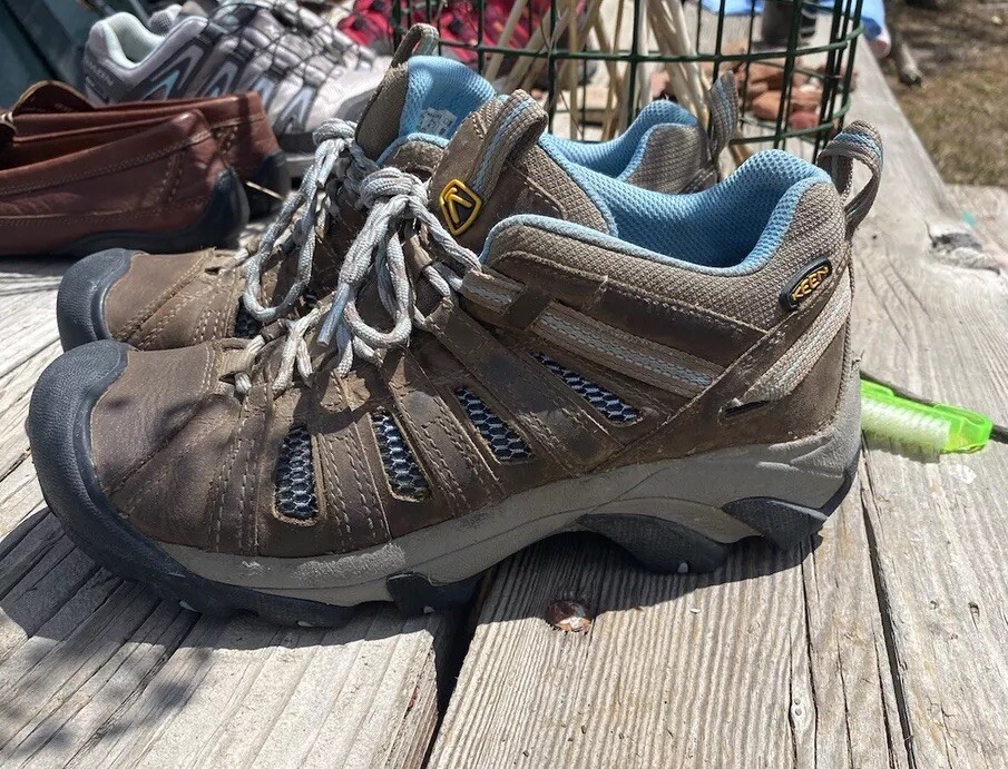 Scarpe basse da trekking KEEN Voyageur da donna 9 in pelle marrone blu