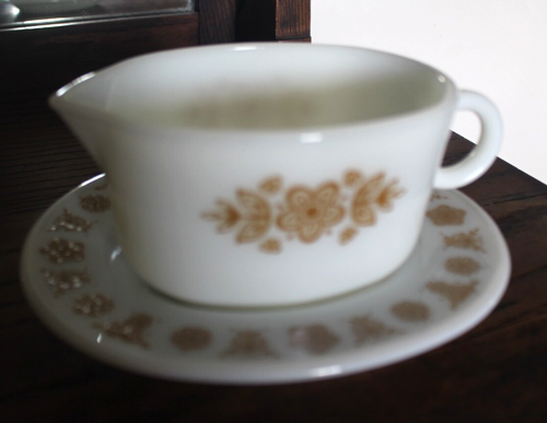 Vintage Pyrex Corning Butterfly Gold Gravy Boat and Underplate - Picture 6 of 10