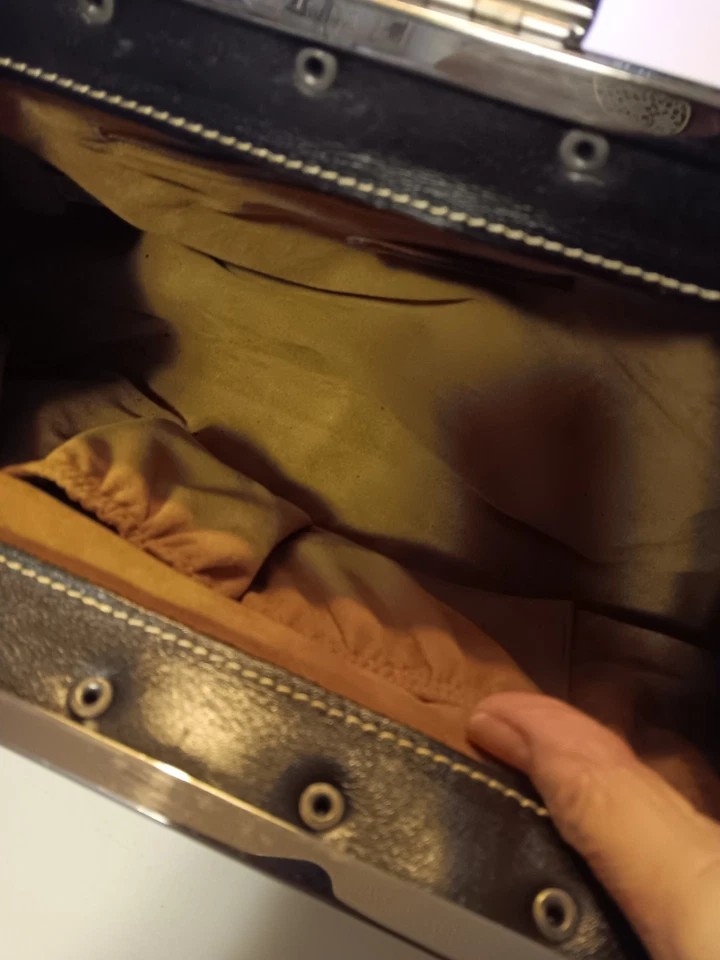 Patricia Nash Black Rose Tooled Italian Leather Ferrara Framed Purse Satchel - Image 3 of 4