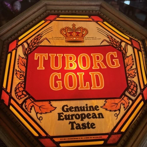 VINTAGE TUBORG GOLD LIGHT UP SIGN FAKE STAIN GLASS BEER MAN CAVE (Read)