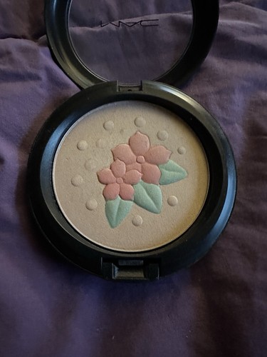 MAC Pearlmatte Face Powder~IN FOR A TREAT - Picture 3 of 6