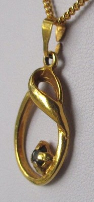 Collier Pendentif Vintage Plaqué Or Avec Saphir - Style Ajouré Solitaire, état Impeccable