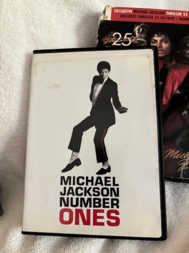 2008 Michael Jackson Thriller 25th Deluxe Fan Pack w/ CD And DVD