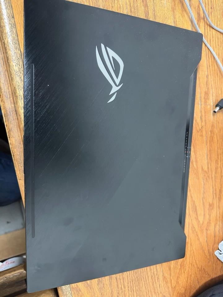 ASUS ROG ZEPHYRUS GX501GI Foto 2 de 4