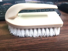 6 in BEIGE SCRUBBING BRUSH FOR BATH TUB/TOILET HEAVY DUTY BRISTLES WITH HANDLE