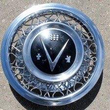 Nice 1953 Buick Wire Spoke Hubcap Wheel Cover Chrome Background