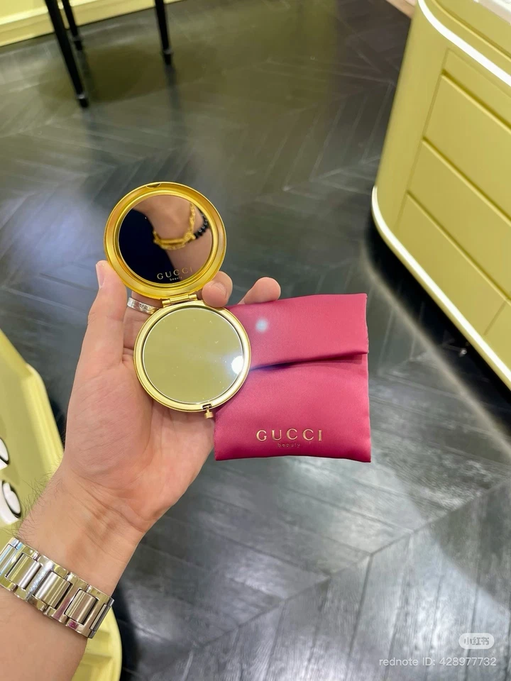 [PREVENTA] GUCCIBeauty Regalo Floral Compacto Espejo Dorado con Bolsa de Maquillaje GWP Foto 3 de 4