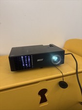 Projektor multimedialny Acer z pilotem przetestowany w stanie roboczym
