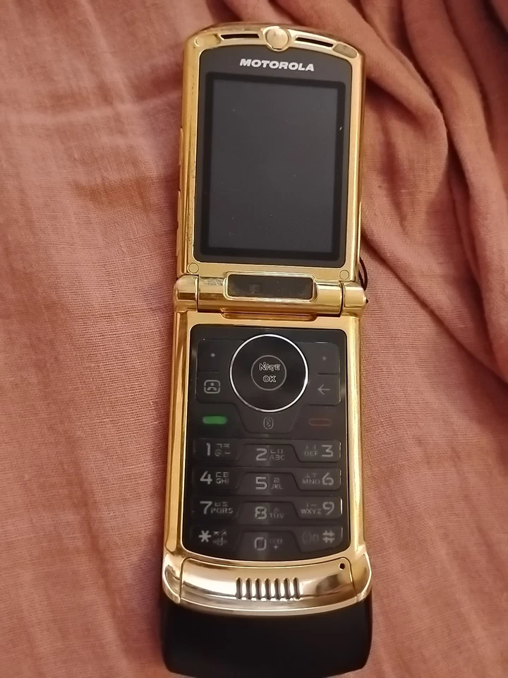 Motorola RAZR Ms500 Black Gold Flip Cell Phone Flip Phone Vintage No Battery - Image 3 of 3