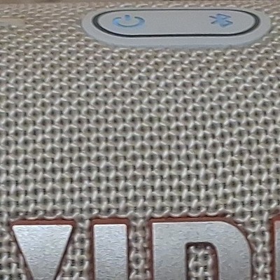 JBL Charge 5 Bluetooth Tragbarer Lautsprecher, beige/weiß mit Power- & BT-Taste