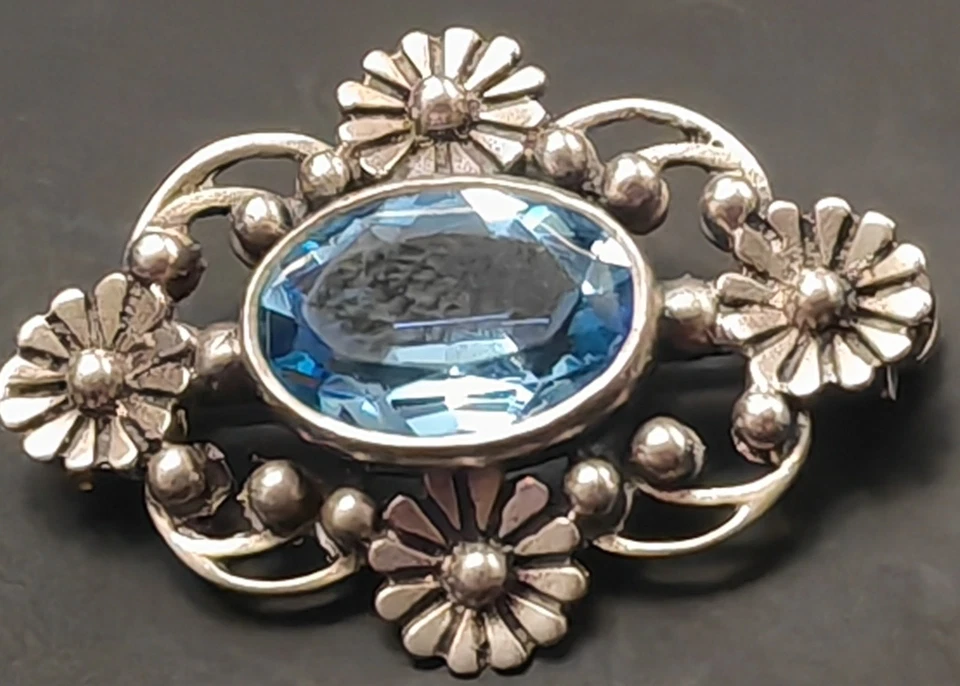 Antiguo broche prendedor eduardiano de plata fina aguamarina ornamentado en capas Foto 3 de 4