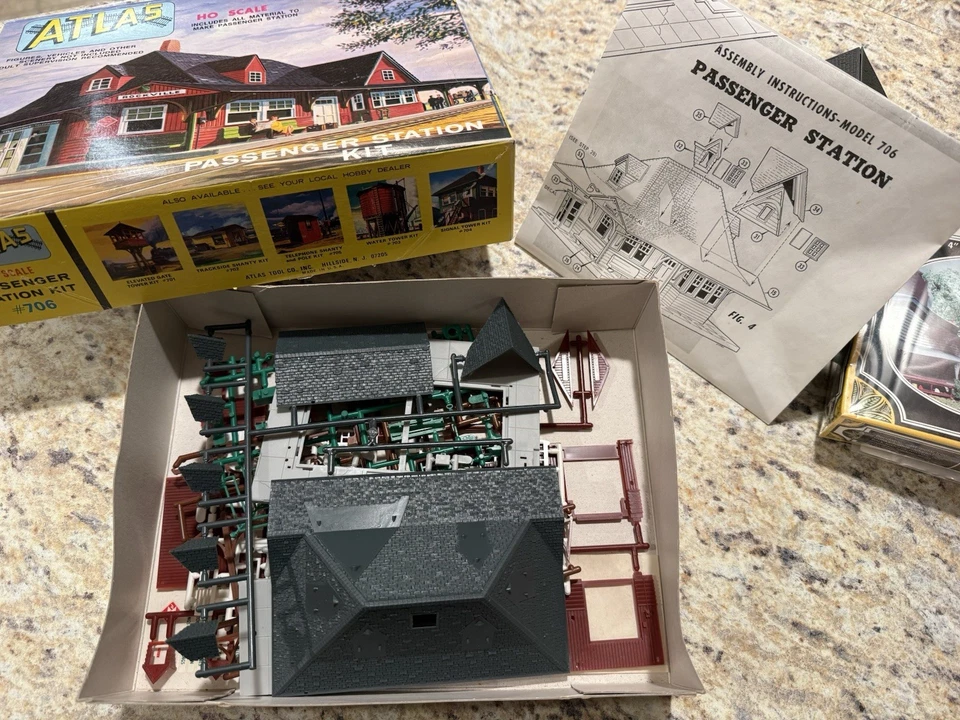 Atlas HO Scale Passenger Station Kit #706 - Image 3 of 3