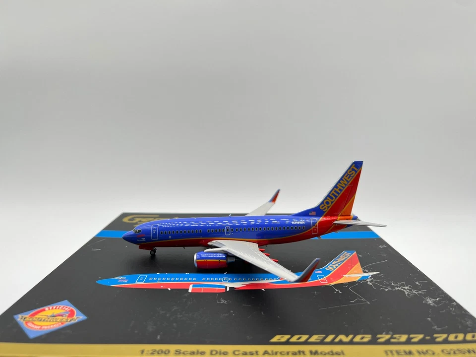 Gemini Jets 1:200 Southwest Boeing 737-700 N248WN Canyon Blue G2SWA005 - Image 2 of 3