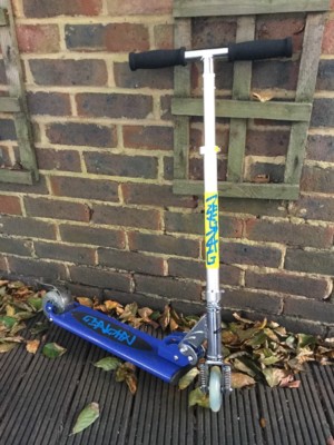 Zickzack blau silber gelb faltbar Rollbrett Roller kompakt brandneu im Karton