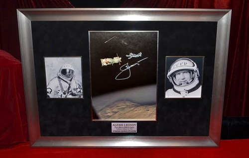 Kosmonaut ALEXEI (Alexey) LEONOV Zeichnung signiert KUNST, DVD, COA, UACC, Rahmen, MÜNZE
