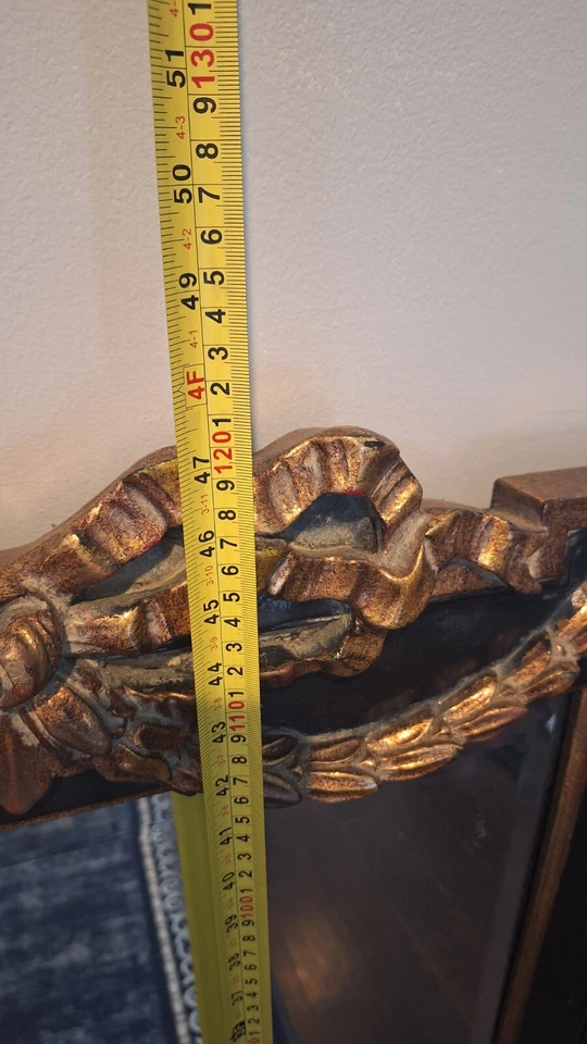 Espelho John Richard estilo barroco esculpido e emoldurado em madeira dourada 47”x34” - Imagem 3 de 4