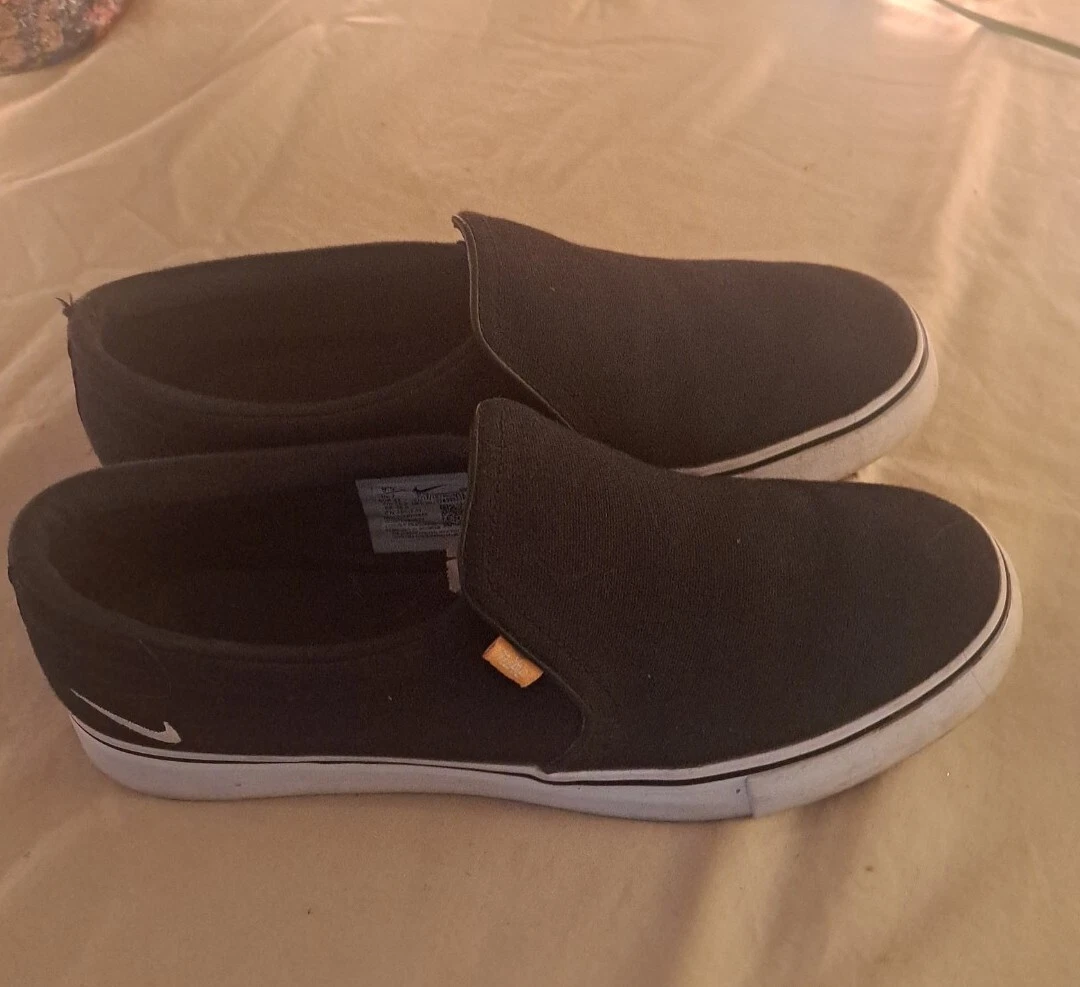 Nike Slide On donna tela nera con suole in gomma bianca