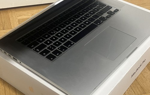Apple MacBook Pro 15 / 8GB / 256GB SSD / 2.3GHz i7 / Microsoft Office / Catalina - Bild 6 von 10