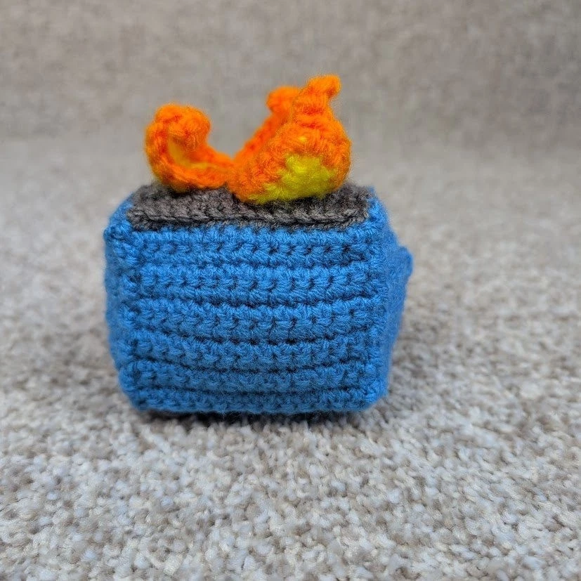 Contenedor de basura azul de apoyo emocional fuego ganchillo juguete de peluche divertido regalo decoración de escritorio Foto 4 de 4