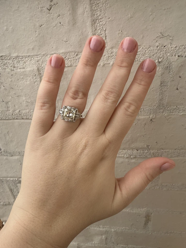 Винтажное помолвочное кольцо из платины огранки ашер 3,43 карата ГИА - Изображение 2 из 4