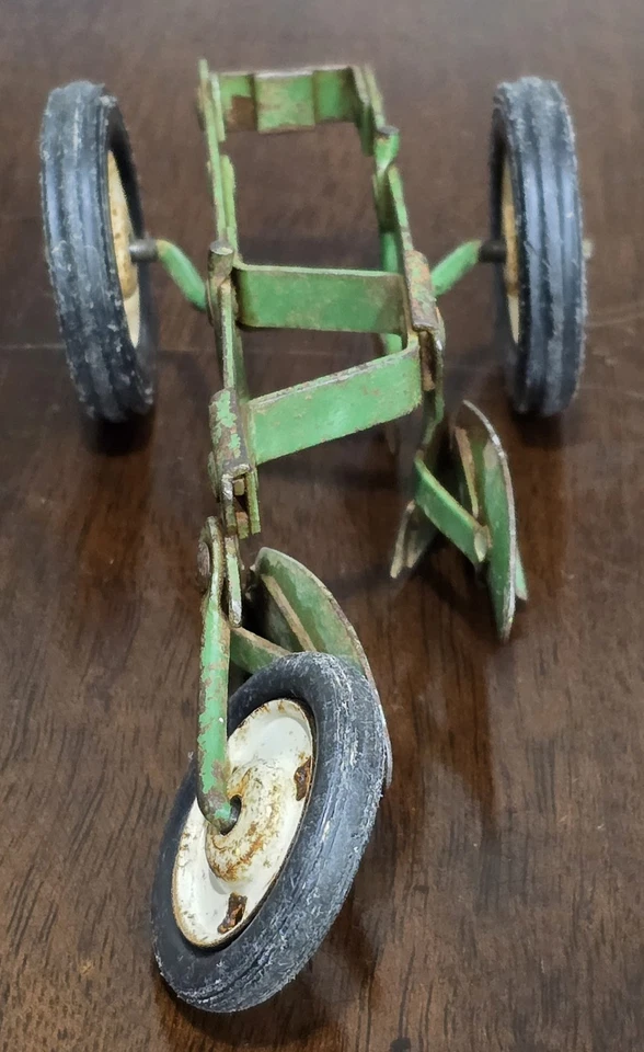 VINTAGE TRU SCALE 2-BLADE 2 CUTS GREEN TRACTOR PLOW ATTACHMENT - Image 2 of 4