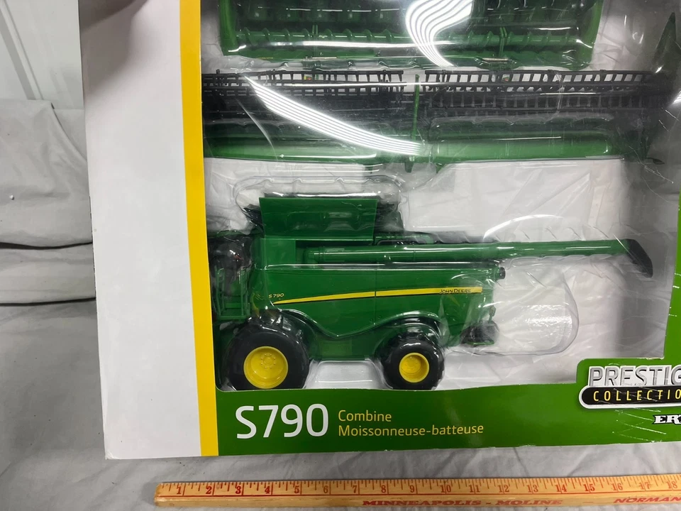 John Deere S790 Combine PRESTIGE Collection 1:32 Scale Ertl NIB Corn Bean Heads - Image 3 of 4