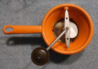 Mouli Baby Ancien petit moulin à légumes vintage orange, Made In France TBE - Photo 1/4