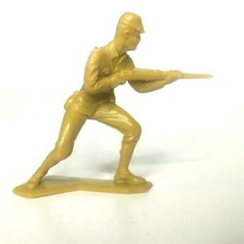 WW2 Japanese Soldier Riffelman Lunging 2" Beige Plastic 1963 LOUIS MARX TOYS