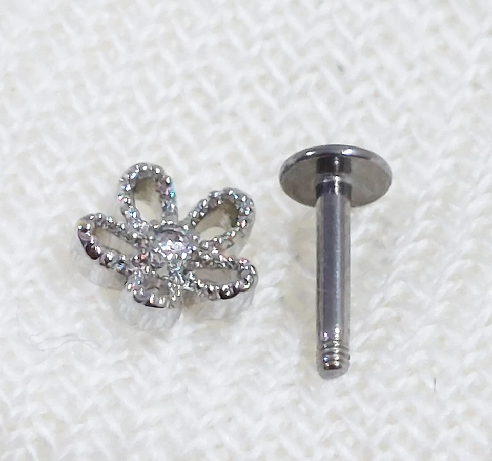 Fiorellino piercing orecchino a fiore in acciaio inx con zircone bianco per elix - Immagine 4 di 4