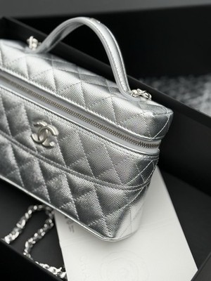 茶*様 Chanel Silver ヴィンテージバッグ CHANEL Classic Metallic Silver Double Flap Reissue 2.55 Quilted