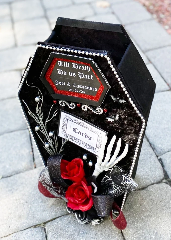 Decoración de Halloween, #boda de Halloween, #gótico #boda, ataúd, negro, rojo, negro, cráneo Foto 3 de 4