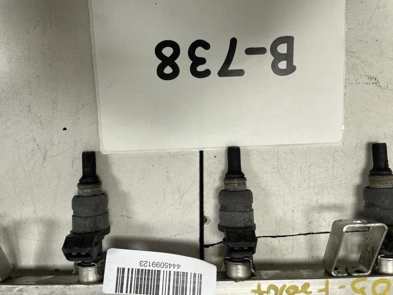 BMW X3 E83 2005 riel inyector de combustible con inyectores OEM+ Foto 2 de 4