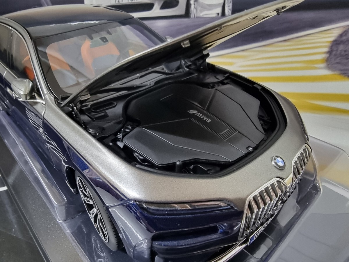 NEW MINICHAMPS BMW MINIATURE i7 OXIDE GREY BLUE DIECAST MODEL 1:18