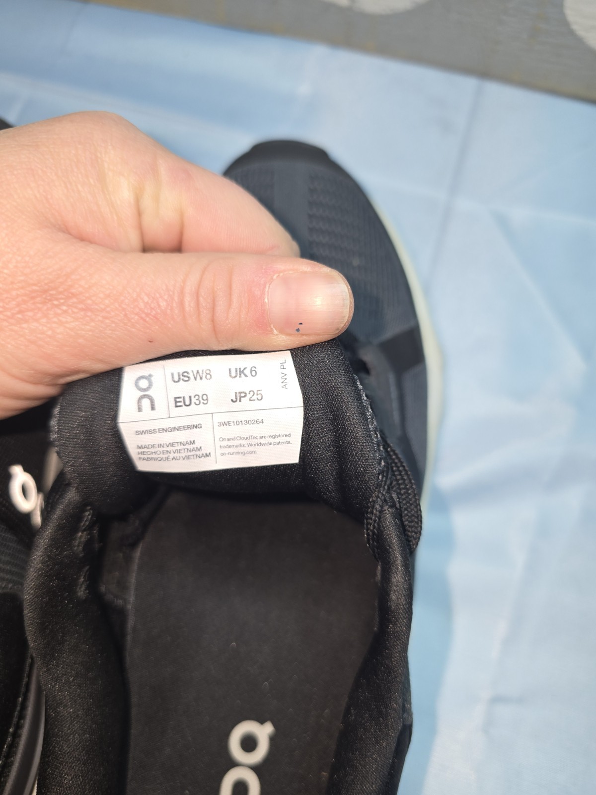 Size 8 - ON Cloudrunner 2 Wide Eclipse Black - image 7