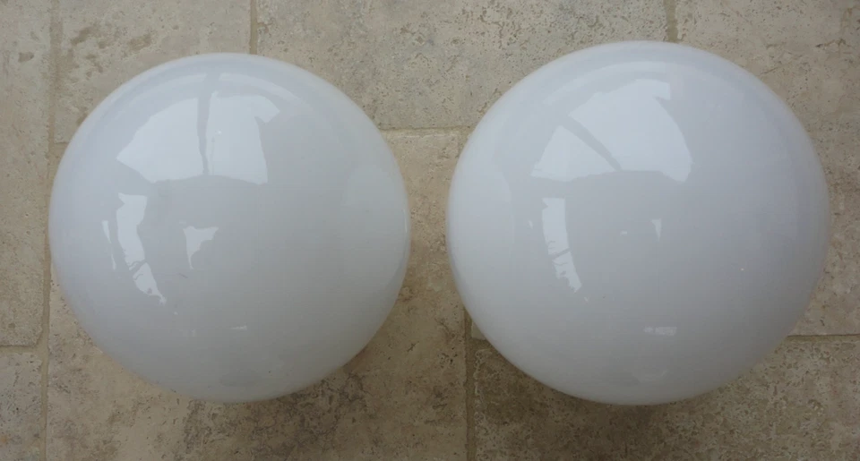 2 LUSTRES  GLOBES BLANCS ANCIENS VINTAGE diamètre 24 cm - Photo 2/4