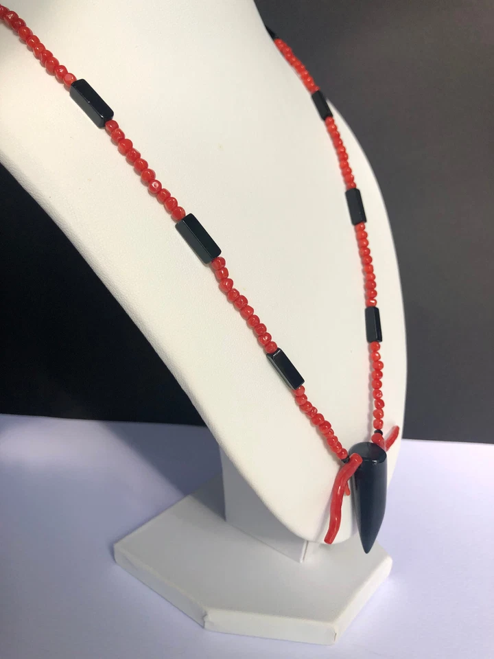 Collana a "pepite" di vero corallo rosso del mediterraneo e corno in onice - Immagine 2 di 4