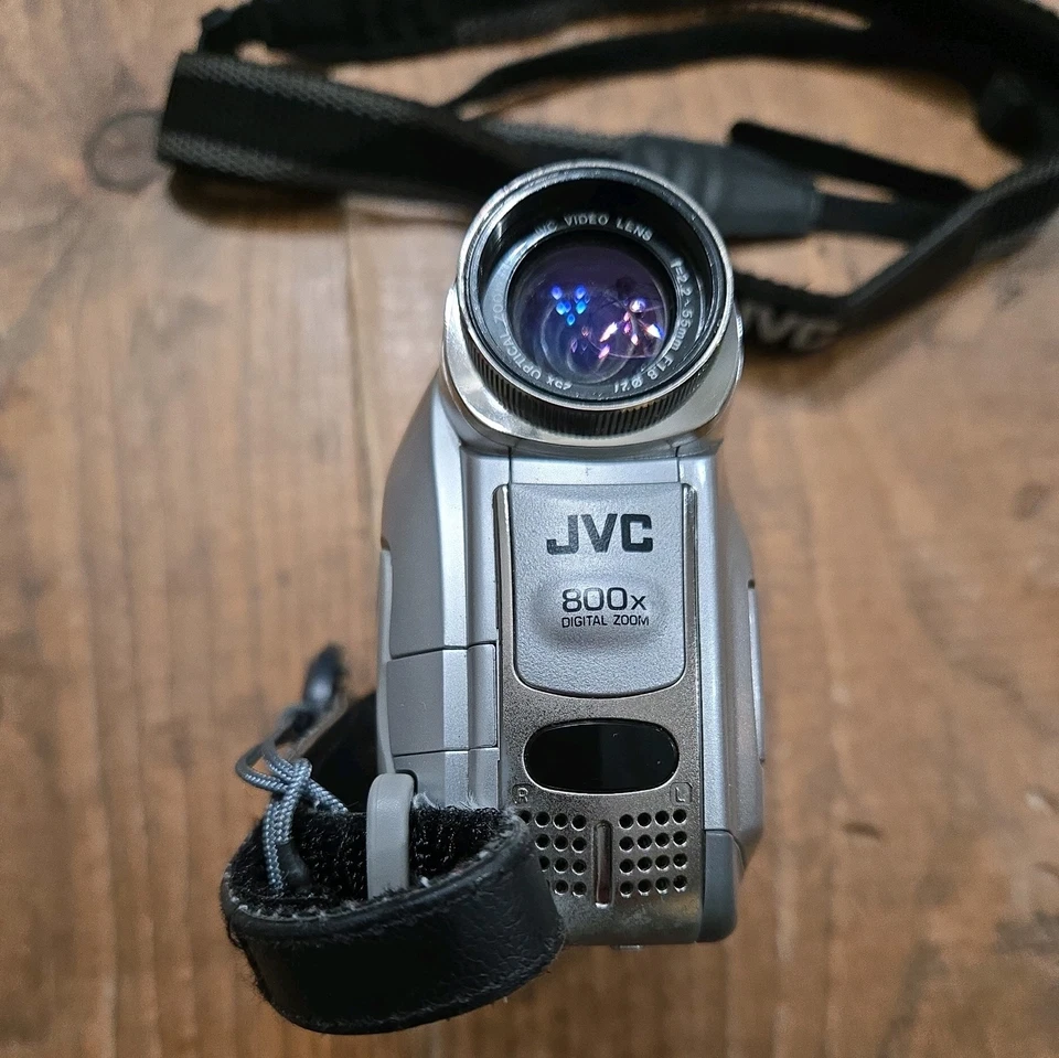 JVC GR-D250U MiniDV Camcorder with 25x Optical Zoom W/ Battery and strap! - Image 2 of 4