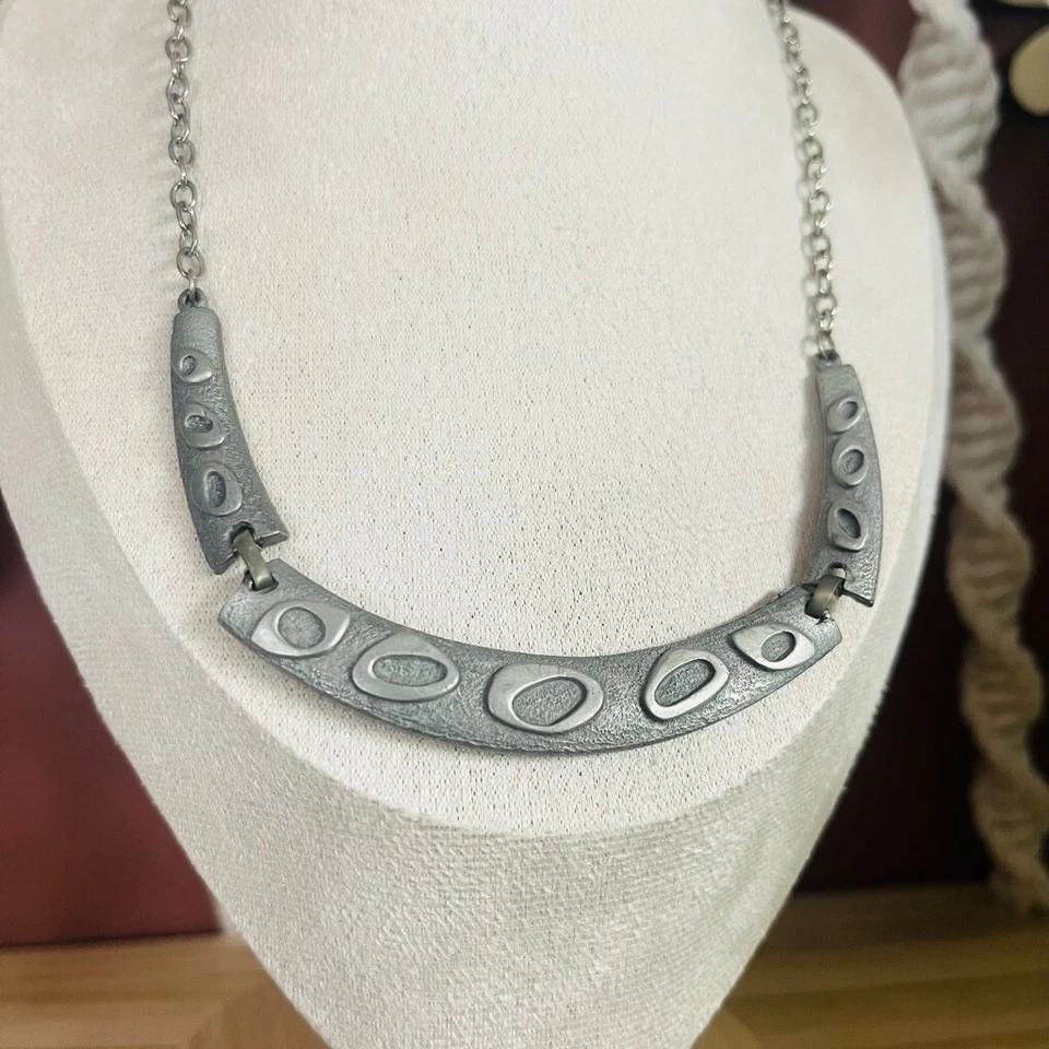 Collar Collar de Peltre Vintage Diseño Abstracto Mod Tono Plateado Cierre de Gancho Foto 2 de 4