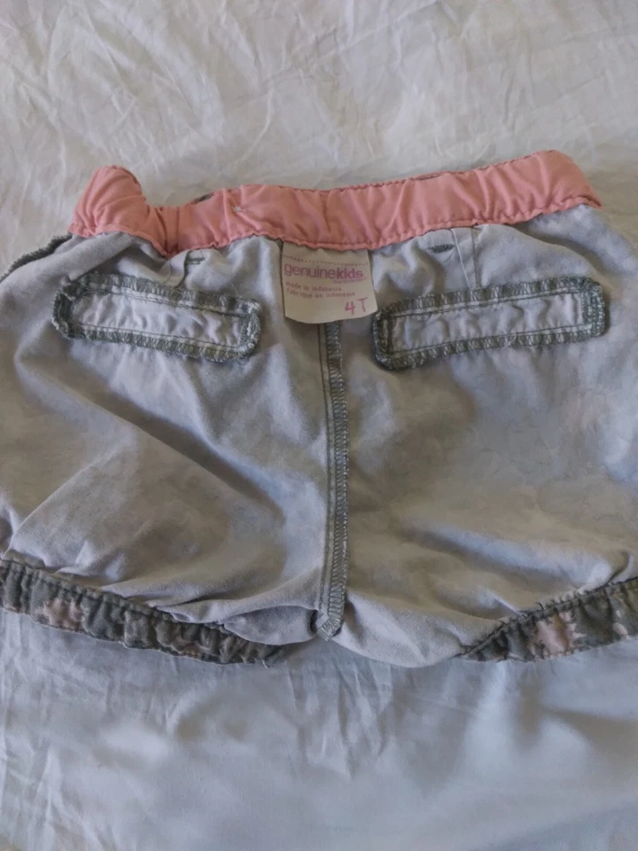 Pantalones cortos GENUINOS NIÑOS (Oshkosh) talla 4t niña cintura ajustable verde militar y tostado Foto 2 de 4