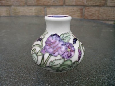 Moorcroft Rosa Nelke Design Mini Squat Vase. Des . Nicola Slaney 2017
