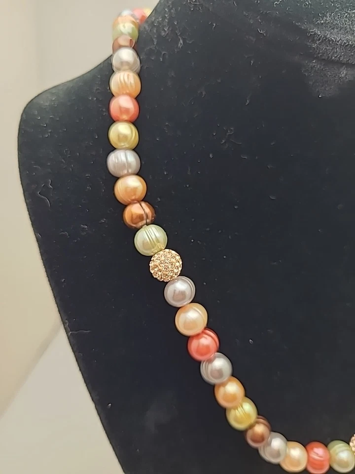 Elegante collar de cuentas de perlas naturales multicolor con detalles de cuentas de estrás Foto 2 de 4