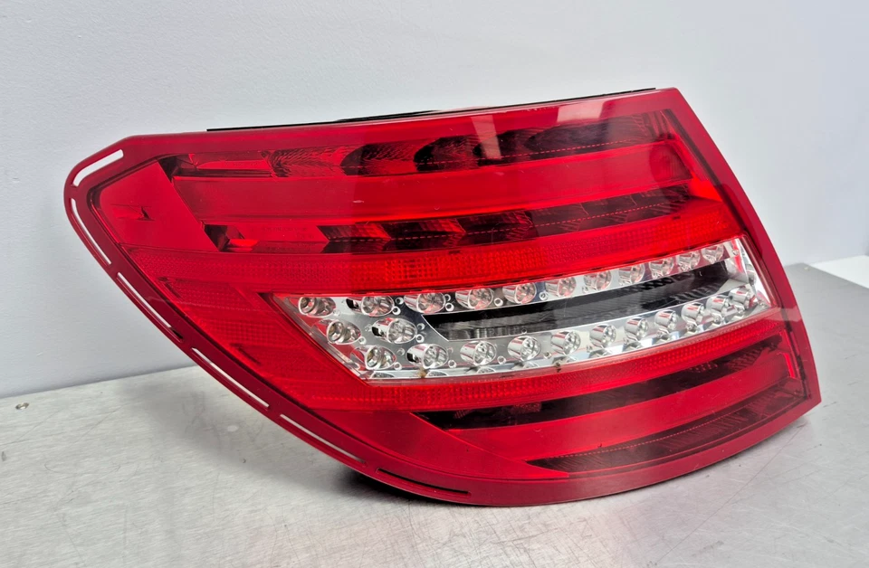 ✅FEU / PHARE ARRIERE GAUCHE MERCEDES C-CLASS W204 Coupé C220 2013 A2049060403 - Photo 3/4