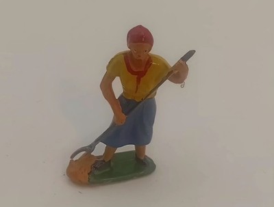 Vintage Blei Spielzeug Figur Landarbeiterin Hacke Heu Stroh Feldfrau Dame
