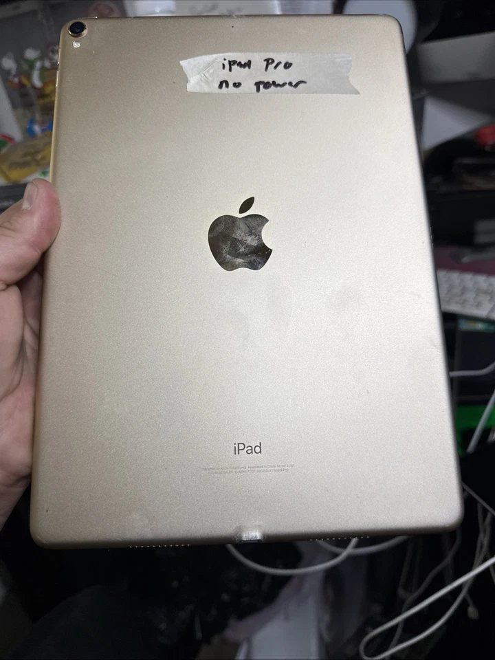 Apple iPad Pro 1st Gen Rose Gold 10.5in A1701 (WIFI) NO POWER AS IS - Image 2 of 4
